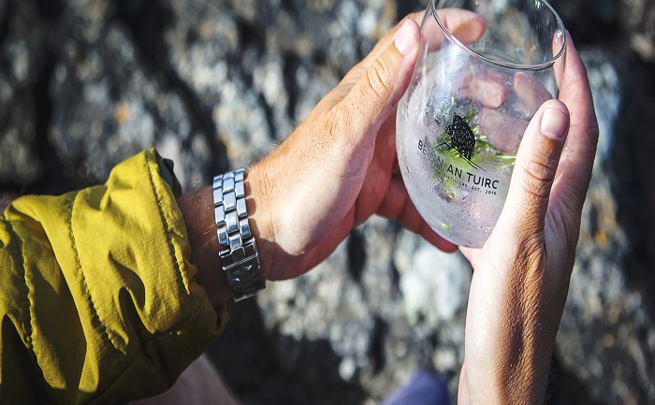 A person holding a gin glass