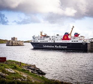 MV Isle of Lewis sailing past Kisimul Castle